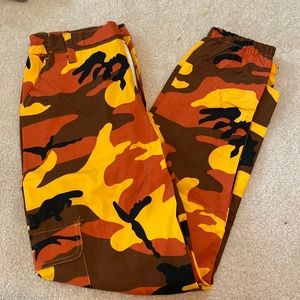 Camo orange cargo pants. Size S. Good condition.